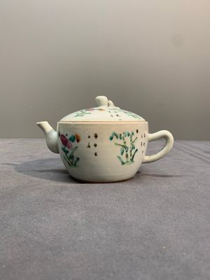 A varied collection of seven Chinese famille rose, verte and monochrome wares, 19th C. — photo 25