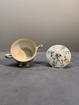 A varied collection of seven Chinese famille rose, verte and monochrome wares, 19th C. — photo 27