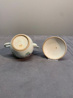 A varied collection of seven Chinese famille rose, verte and monochrome wares, 19th C. — photo 28