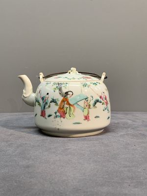 A varied collection of seven Chinese famille rose, verte and monochrome wares, 19th C. — photo 3