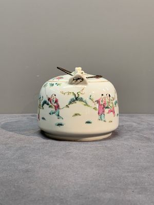 A varied collection of seven Chinese famille rose, verte and monochrome wares, 19th C. — photo 4