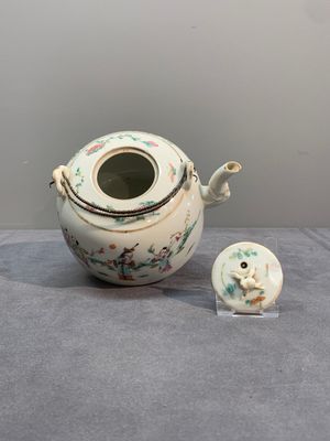 A varied collection of seven Chinese famille rose, verte and monochrome wares, 19th C. — photo 5