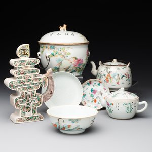 A varied collection of seven Chinese famille rose, verte and monochrome wares, 19th C. — photo 1