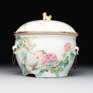 A varied collection of seven Chinese famille rose, verte and monochrome wares, 19th C. — photo 2