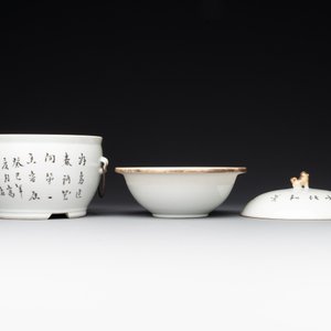 A varied collection of seven Chinese famille rose, verte and monochrome wares, 19th C. — photo 4