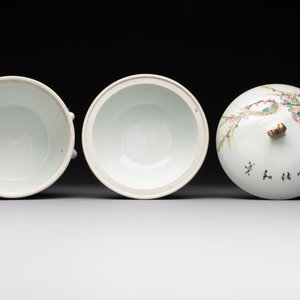 A varied collection of seven Chinese famille rose, verte and monochrome wares, 19th C. — photo 5