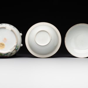 A varied collection of seven Chinese famille rose, verte and monochrome wares, 19th C. — photo 6