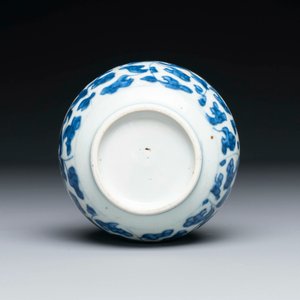 A varied collection of seven pieces of Chinese porcelain and Canton enamel, Kangxi and later — photo 13