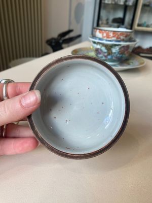 A varied collection of six Chinese blue, white, famille rose and iron-red wares, 19/20th C. — photo 11