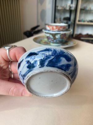 A varied collection of six Chinese blue, white, famille rose and iron-red wares, 19/20th C. — photo 12