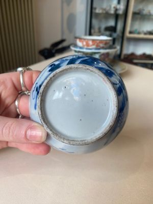 A varied collection of six Chinese blue, white, famille rose and iron-red wares, 19/20th C. — photo 13