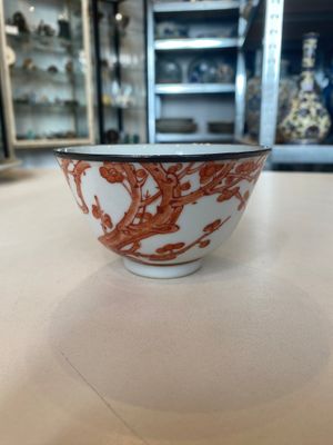 A varied collection of six Chinese blue, white, famille rose and iron-red wares, 19/20th C. — photo 15