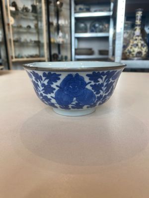 A varied collection of six Chinese blue, white, famille rose and iron-red wares, 19/20th C. — photo 20