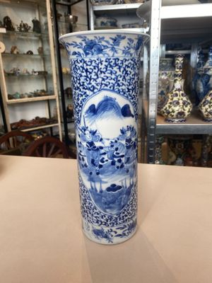 A varied collection of six Chinese blue, white, famille rose and iron-red wares, 19/20th C. — photo 2