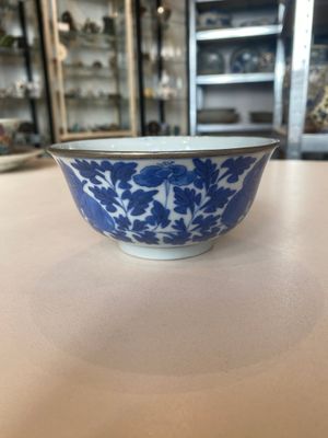A varied collection of six Chinese blue, white, famille rose and iron-red wares, 19/20th C. — photo 21