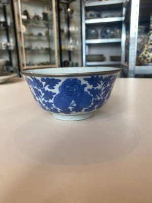 A varied collection of six Chinese blue, white, famille rose and iron-red wares, 19/20th C. — photo 22