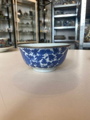 A varied collection of six Chinese blue, white, famille rose and iron-red wares, 19/20th C. — photo 23