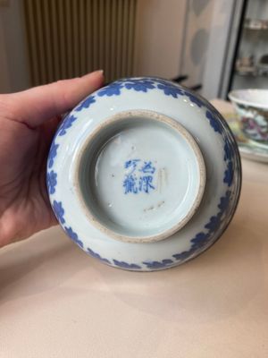 A varied collection of six Chinese blue, white, famille rose and iron-red wares, 19/20th C. — photo 25