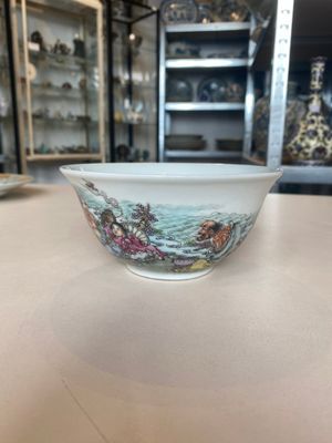 A varied collection of six Chinese blue, white, famille rose and iron-red wares, 19/20th C. — photo 27