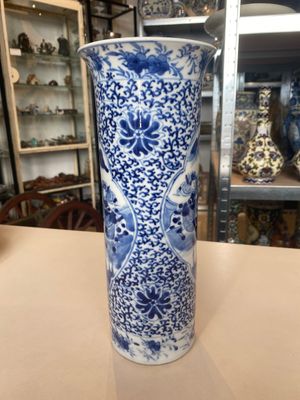 A varied collection of six Chinese blue, white, famille rose and iron-red wares, 19/20th C. — photo 3