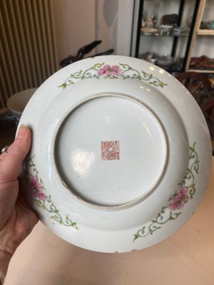 A varied collection of six Chinese blue, white, famille rose and iron-red wares, 19/20th C. — photo 33