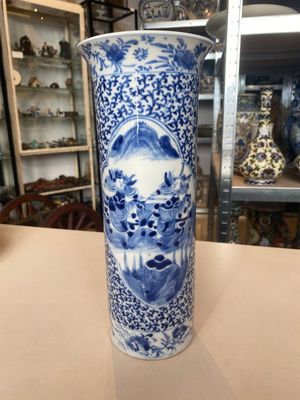A varied collection of six Chinese blue, white, famille rose and iron-red wares, 19/20th C. — photo 4