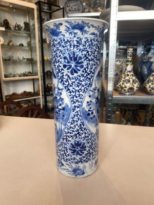 A varied collection of six Chinese blue, white, famille rose and iron-red wares, 19/20th C. — photo 5
