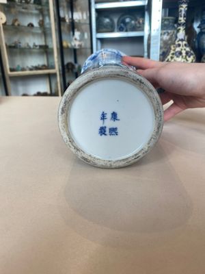 A varied collection of six Chinese blue, white, famille rose and iron-red wares, 19/20th C. — photo 7