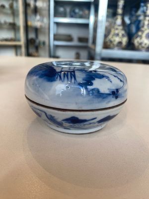 A varied collection of six Chinese blue, white, famille rose and iron-red wares, 19/20th C. — photo 8