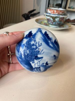 A varied collection of six Chinese blue, white, famille rose and iron-red wares, 19/20th C. — photo 9