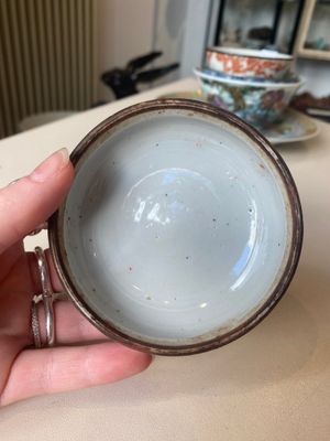 A varied collection of six Chinese blue, white, famille rose and iron-red wares, 19/20th C. — photo 10
