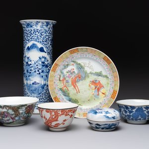 A varied collection of six Chinese blue, white, famille rose and iron-red wares, 19/20th C. — photo 1