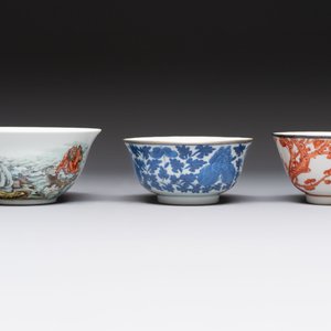A varied collection of six Chinese blue, white, famille rose and iron-red wares, 19/20th C. — photo 11