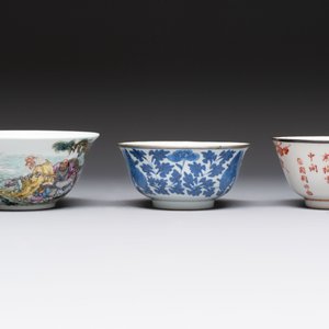 A varied collection of six Chinese blue, white, famille rose and iron-red wares, 19/20th C. — photo 12