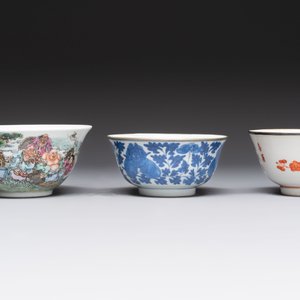 A varied collection of six Chinese blue, white, famille rose and iron-red wares, 19/20th C. — photo 13