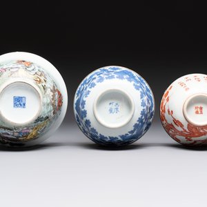 A varied collection of six Chinese blue, white, famille rose and iron-red wares, 19/20th C. — photo 15