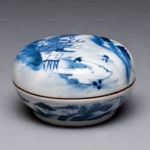 A varied collection of six Chinese blue, white, famille rose and iron-red wares, 19/20th C. — photo 16