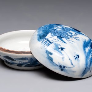 A varied collection of six Chinese blue, white, famille rose and iron-red wares, 19/20th C. — photo 17