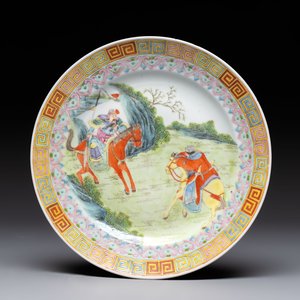 A varied collection of six Chinese blue, white, famille rose and iron-red wares, 19/20th C. — photo 2