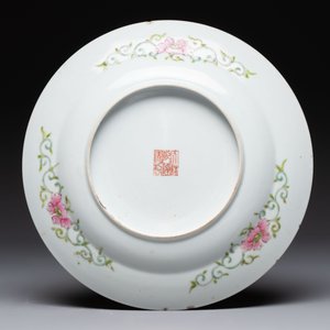 A varied collection of six Chinese blue, white, famille rose and iron-red wares, 19/20th C. — photo 3
