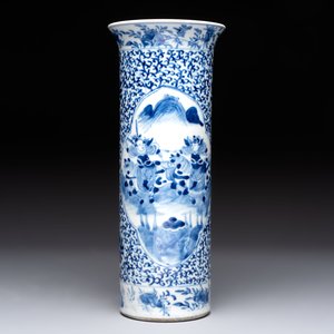 A varied collection of six Chinese blue, white, famille rose and iron-red wares, 19/20th C. — photo 4