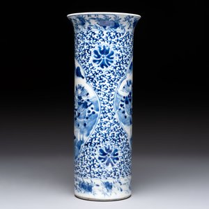 A varied collection of six Chinese blue, white, famille rose and iron-red wares, 19/20th C. — photo 5