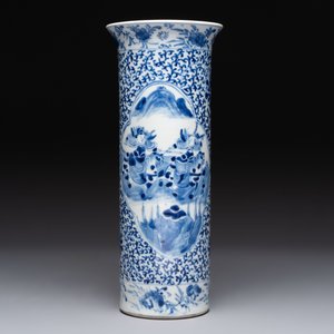 A varied collection of six Chinese blue, white, famille rose and iron-red wares, 19/20th C. — photo 6