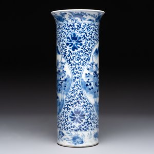 A varied collection of six Chinese blue, white, famille rose and iron-red wares, 19/20th C. — photo 7