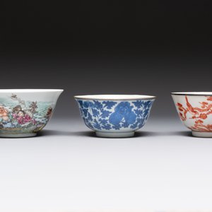 A varied collection of six Chinese blue, white, famille rose and iron-red wares, 19/20th C. — photo 10