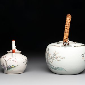 A varied collection of six Chinese famille rose wares, signed Hong Yishun 洪義順 and Luo Yongda 羅永發, Guangxu mark, 19/20th C. — foto 15