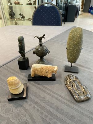 A varied collection of stone, marble and bronze figures and objects, India and Afghanistan, 3/1st C. B.C. — foto 1
