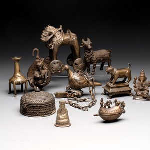 A varied collection of ten Indian bronze objects, 19/20th C. — foto 1
