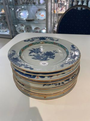 A varied collection of thirteen Chinese blue and white, Imari-style, famille rose and famille verte plates, Kangxi/Qianlong — 照片 1