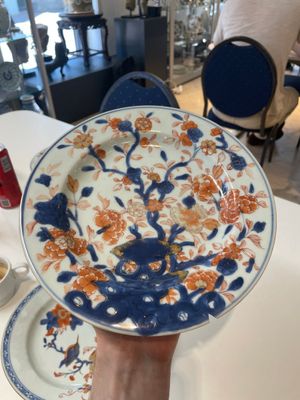 A varied collection of thirteen Chinese blue and white, Imari-style, famille rose and famille verte plates, Kangxi/Qianlong — 照片 12